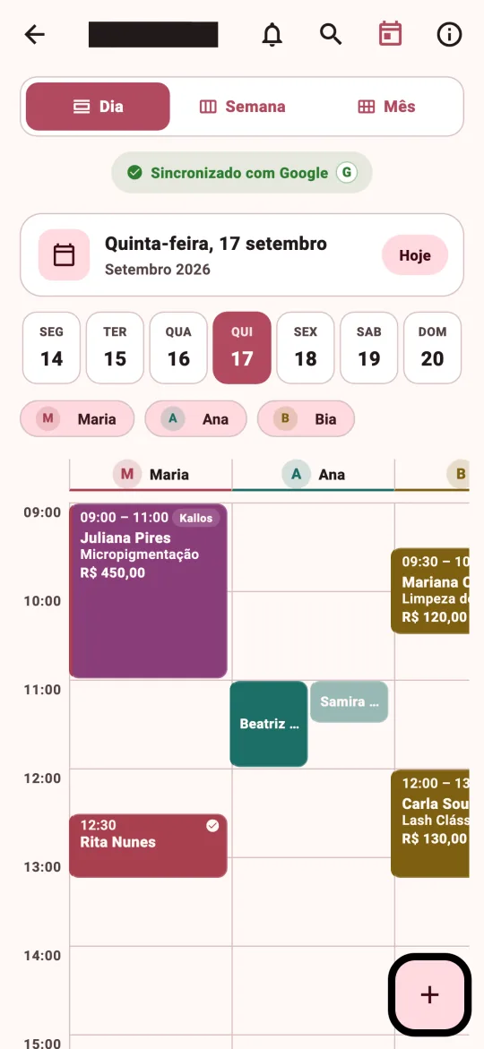 Agenda Clássica no modo Dia, com blocos coloridos por serviço e uma faixa na cor de quem atende